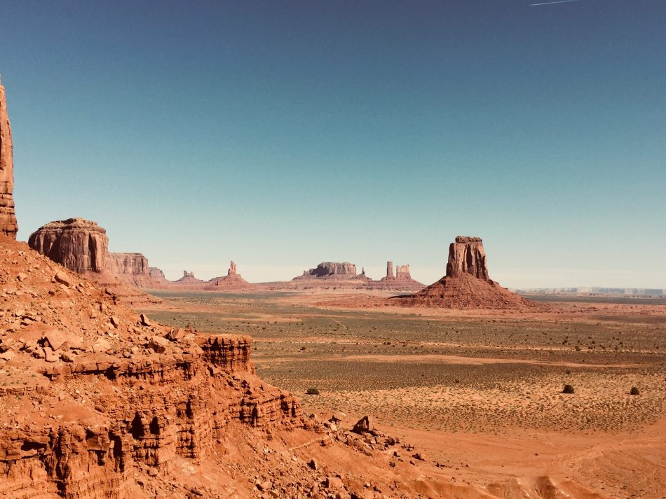 Formation rocheuse brune sous le ciel bleu pendant la journée